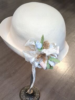1920s Flapper Girl Hat Doeskin Cream Felt Cloche with Floral Trim